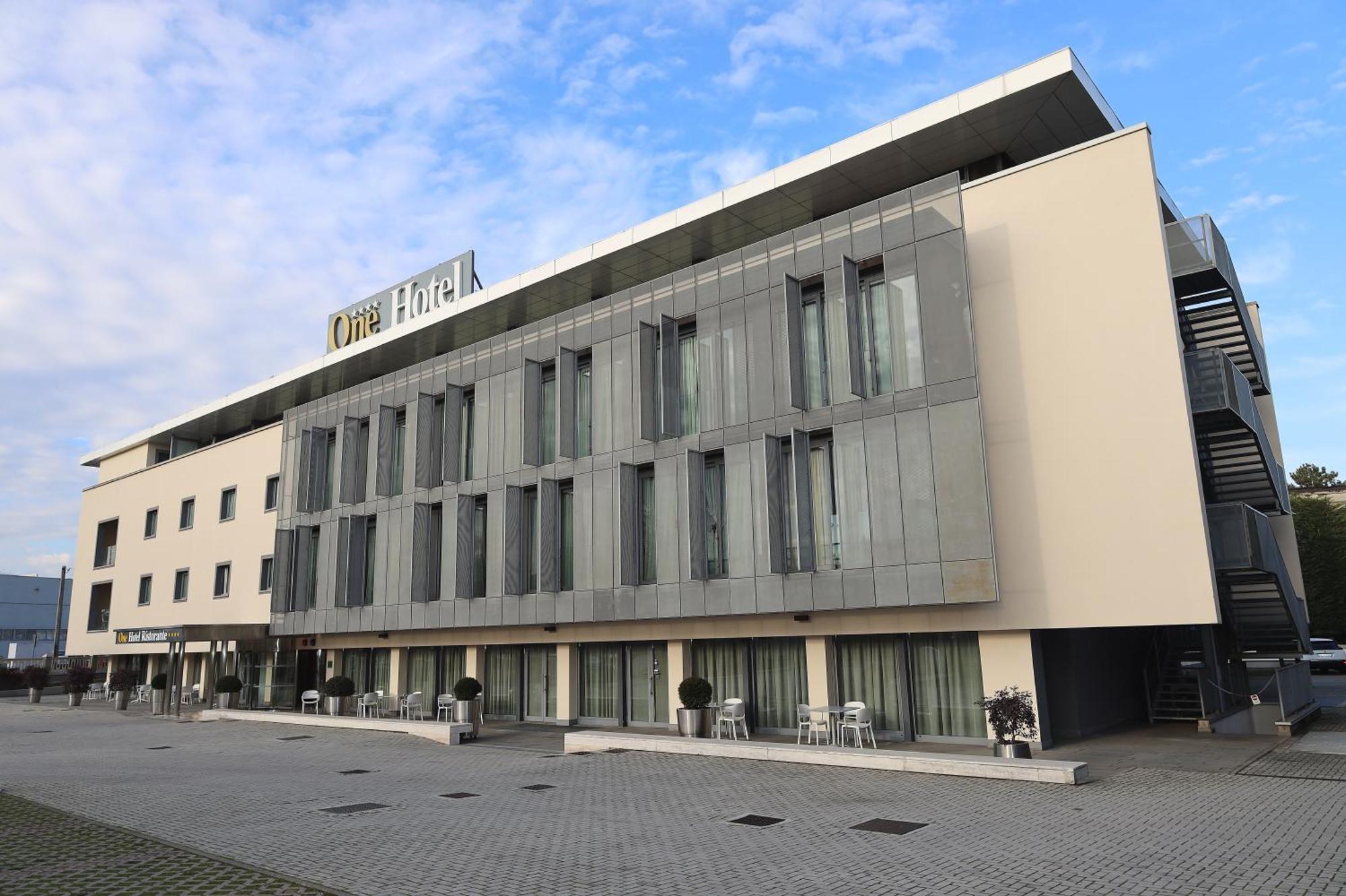 One Hotel & Restaurant Dalmine Exterior foto