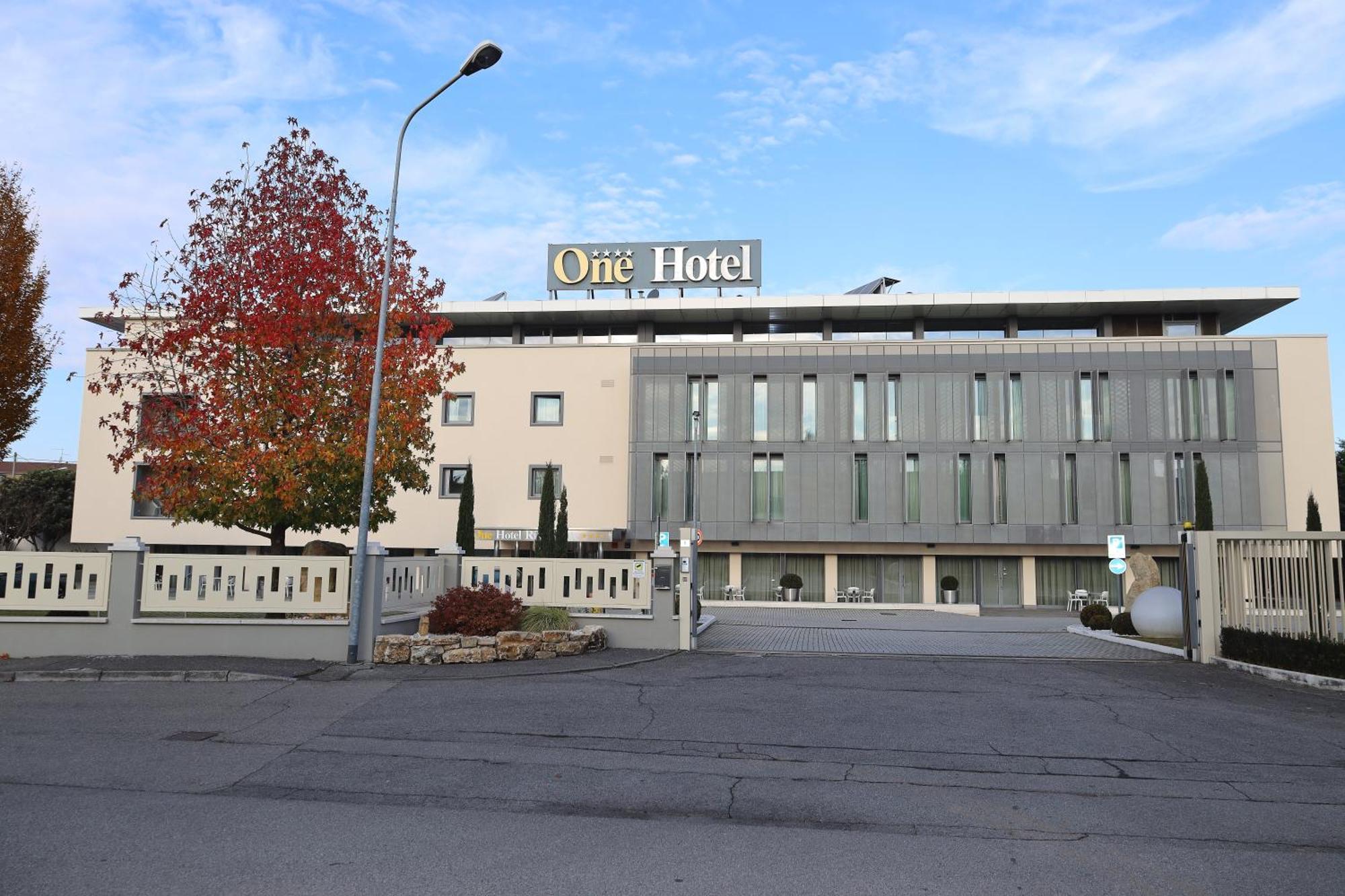 One Hotel & Restaurant Dalmine Exterior foto
