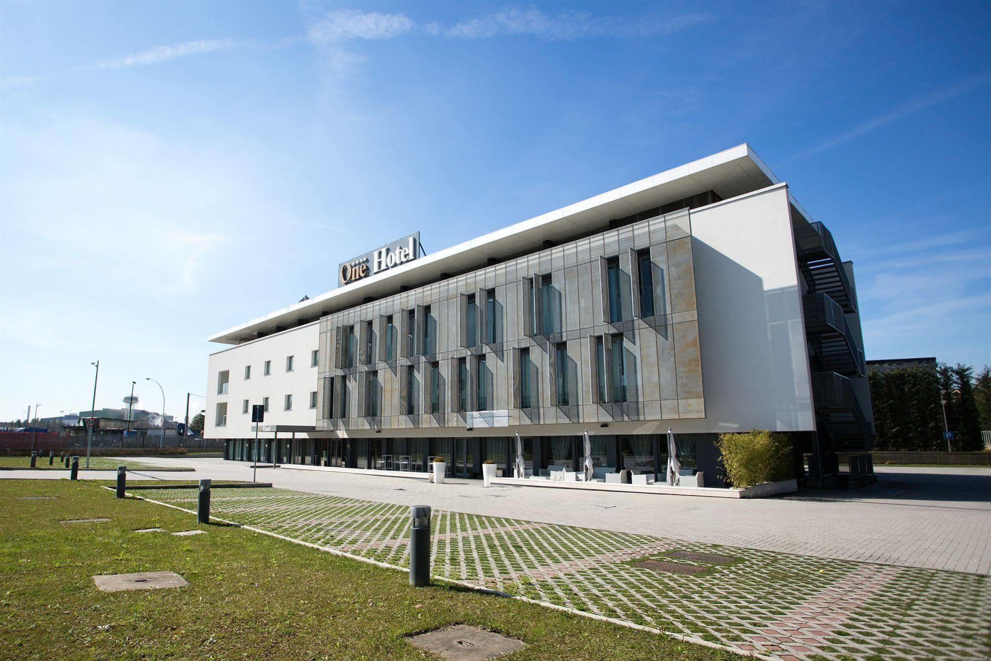 One Hotel & Restaurant Dalmine Exterior foto
